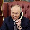 Kremlchef Putin telefoniert noch gern mit einem Schnurtelefon, für Russen mit Smartphone soll es aber neue Services unter staatlicher ...