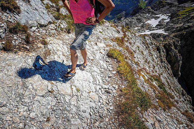 Mit Flip-Flops auf dem Lisengratweg – für diese Wanderin offenbar ganz normal.