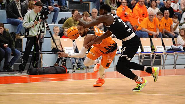Delante Jones (am Ball) war mit 27 Punkten bester Schwenninger Scorer gegen Düsseldorf.