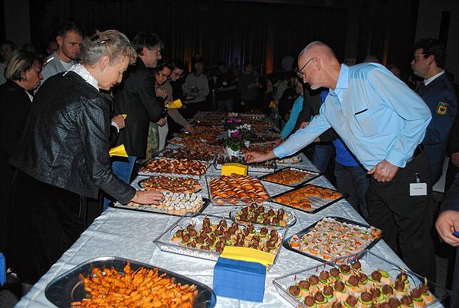 Mit Appetit greifen die Gäste zu den Häppchen, die Marianne Dürr mit ihrem Team vorbereitet haben.