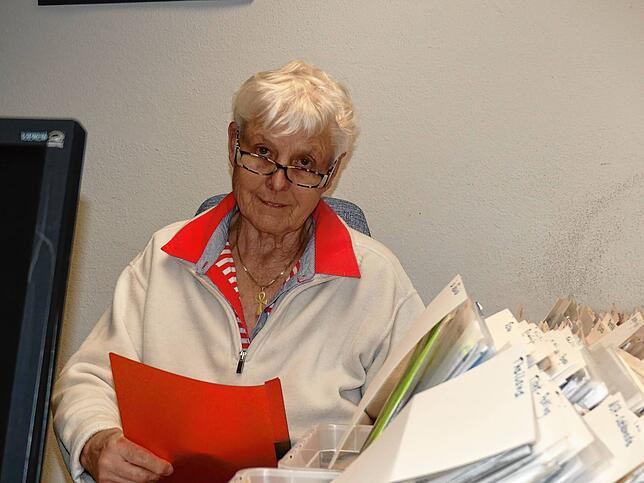 Reiseleiterin Leni Huther ist 80. Dieses akutelle Bild entstand am Abend vor ihrem Abflug nach Marokko im Büro.