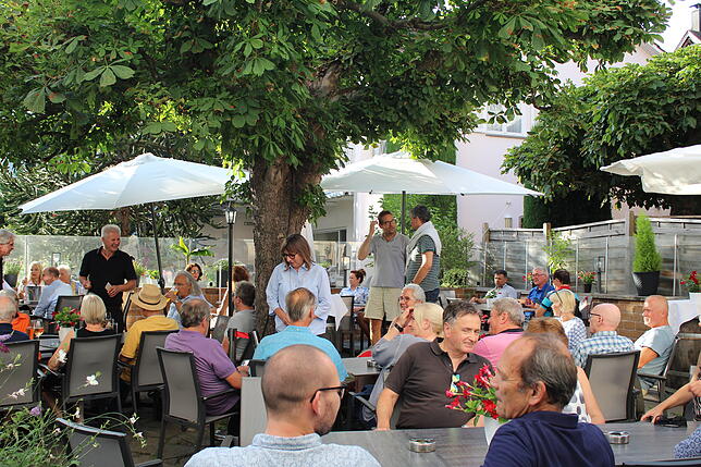 Auf der Terrasse des Hotel Seegarten an der Promenade tauschten sich Gastronomen, Einzelhändler und besorgte Anwohner aus.