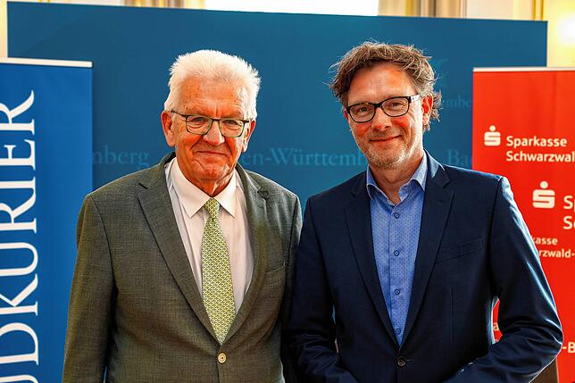Ein Hoch auf das Ehrenamt und auf die Bedeutung der Vereine für ein gutes Miteinander: Ministerpräsident Winfried Kretschmann und ...