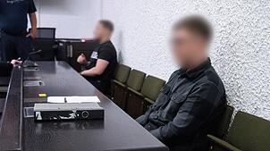 Der 20 Jahre alte Angeklagte (vorne) soll die Bombendrohungen verfasst und verschickt haben, sein 21-jähriger Komplize soll ihn darin ...