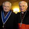 Der damalige Regensburger Domkapellmeister Georg Ratzinger (links) steht neben seinem Bruder Joseph, damals noch Kardinal. Bild: dpa