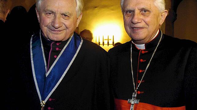 Der damalige Regensburger Domkapellmeister Georg Ratzinger (links) steht neben seinem Bruder Joseph, damals noch Kardinal. Bild: dpa