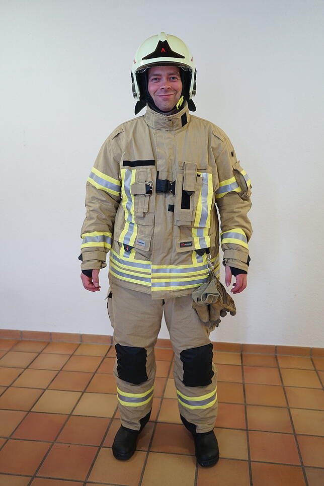 Bild 4: Die Verwandlung zum Feuerwehrmann: Diese Ausrüstung wird im Einsatz benötigt