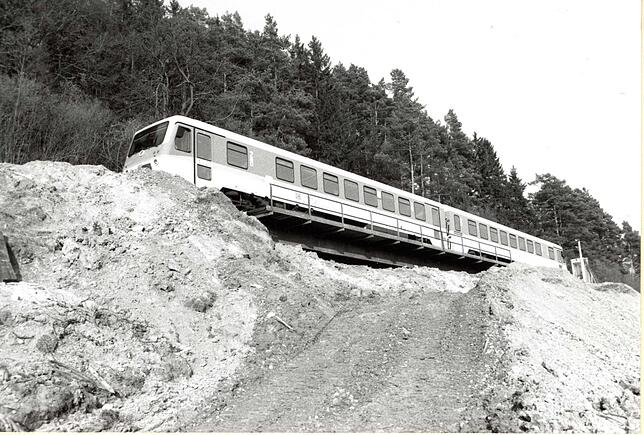 Die Unterquerung der Bahnlinie wird nach und nach wieder mit Erde aufgeschüttet