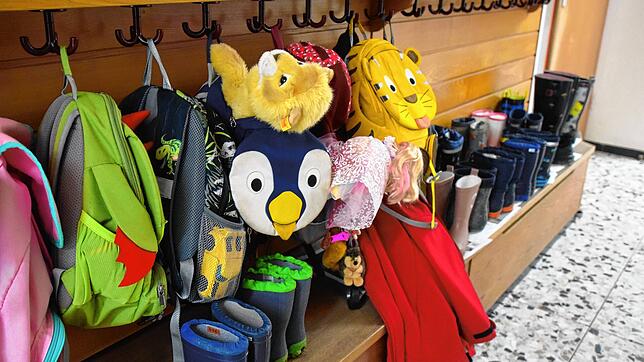 Rucksäcke und Gummistiefel im Kindergarten in Ludwigshafen (Symbolbild): Die Kapazitäten sind in Kindergärten der Gemeinde größer als ...