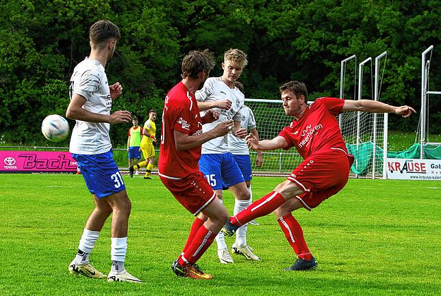 Bild 2: Souveräner 6:1-Erfolg des Tabellenführers FC RW Salem. Wir haben die besten Bilder!