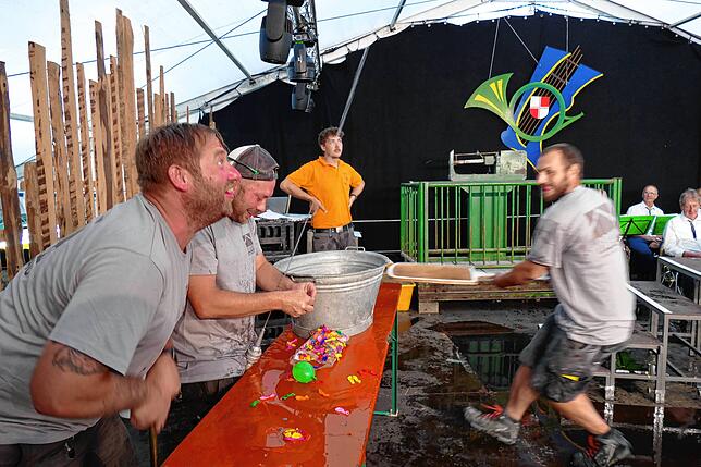 Ziemlich feucht wurde es beim dritten Spiel. Zwei Kollegen füllten die Wasserbomben, die der dritte per Bäckerschaufel in den Ofen ...