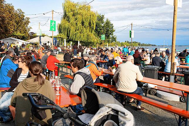 Bild 7: Ausgelassene Stimmung beim Radolfzeller Weinfest "Weinwiese" am Konzertsegel
