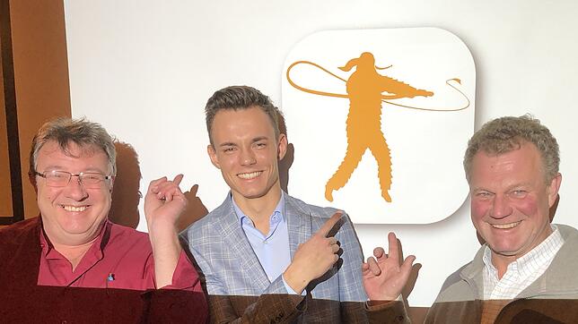 Richard Braun von der Firma productive.cloud hat die Narrentag-App geschaffen. Umringt wird der junge Geschäftsmann bei der Präsentation ...