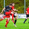 Der Königsfelder Christian Moosmann (vorne) im Duell mit Daniel Rehnert von der SG Dauchingen/Weilersbach. Der FC Königsfeld gewann auch ...