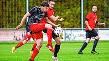 Der Königsfelder Christian Moosmann (vorne) im Duell mit Daniel Rehnert von der SG Dauchingen/Weilersbach. Der FC Königsfeld gewann auch ...