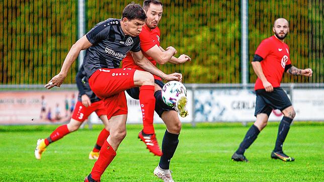 Der Königsfelder Christian Moosmann (vorne) im Duell mit Daniel Rehnert von der SG Dauchingen/Weilersbach. Der FC Königsfeld gewann auch ...