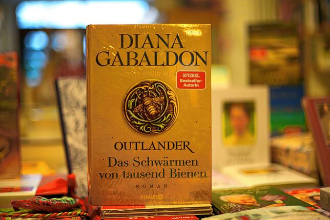 &bdquo;Outlander &ndash; Das Schwärmen von tausend Bienen&ldquo; von Diana Gabaldon, erschienen im Droemer Knaur Verlag für 24,99 Euro. ...