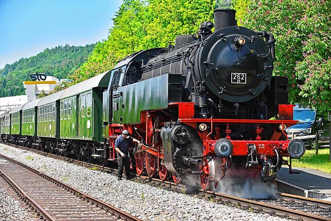 Im Bahnhof Weizen ist die Dampflok bereit für die Abfahrt – aufgenommen im Juni 2021.