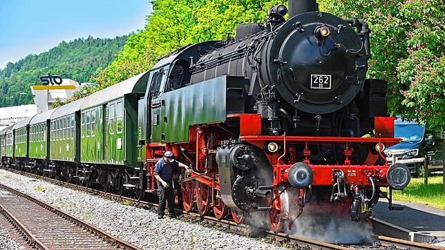 Im Bahnhof Weizen ist die Dampflok bereit für die Abfahrt &ndash; aufgenommen im Juni 2021.
