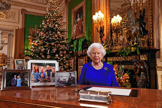 Die britische Königin Elizabeth II. bei der Aufzeichnung ihrer Weihnachtsansprache am 24.12.2019 im Schloß Windsor auf. Die britische ...