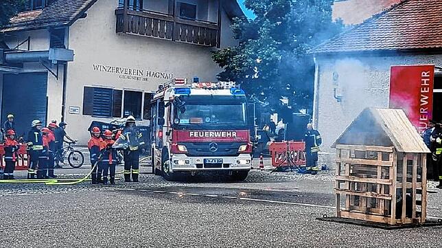 Vor der Hauptübung der aktiven Wehr zeigte die im September neu gegründete Jugendfeuerwehr ihr Können: Sie löschte ein Feuer am selbst ...