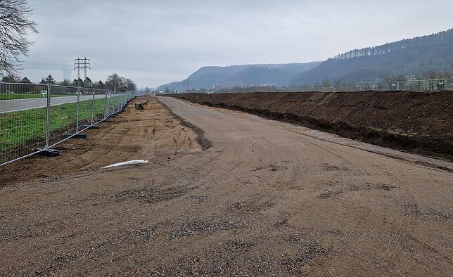 Es sieht schon schwer nach Baustelle aus, mit dem Klinik-Neubau haben die aktuellen Baumaßnahmen am künftigen Standort aber noch nichts ...