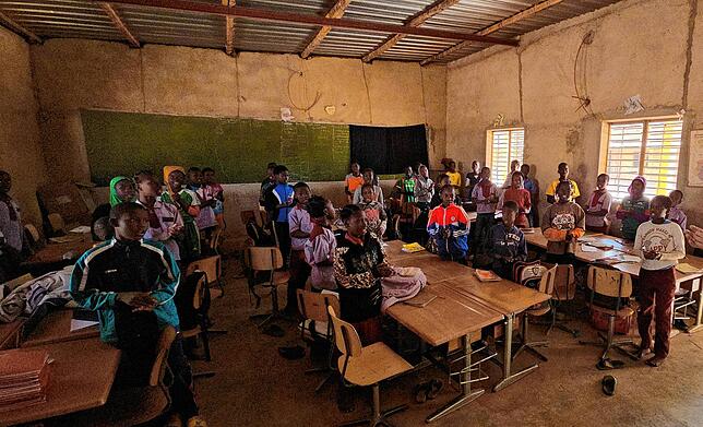 Schüler in ihrem Klassenzimmer in der Schule, die durch Spenden aus Stockach mitfinanziert wurde.
