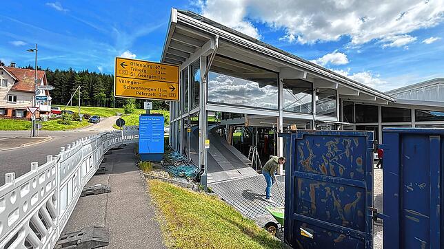 Aufräumarbeiten am Tag nach dem Unfall: Die Schäden am Gebäude sind deutlich zu sehen.