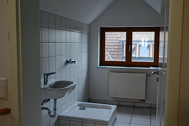 Zwei Bäder pro Stockwerk stehen den Bewohnern zur Verfügung. Bis zum Einzug im August müssen noch einige Arbeiten abgeschlossen werden.