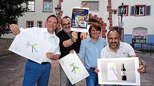 Neues Logo für Waldshut: Christian Straub, Thomas Wartner, Stefanie Kreß (von links, W+F) und Gilberto Cammisa (Logoslab) zeigen wie es ...