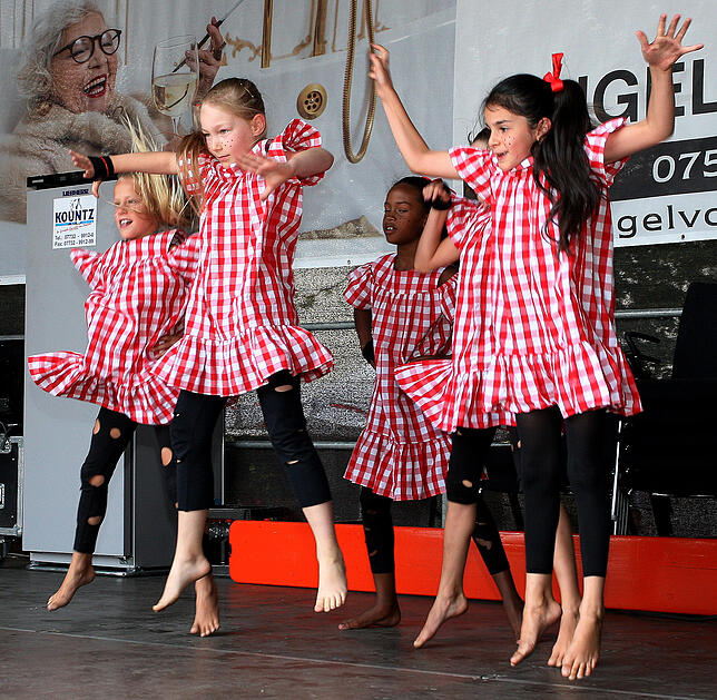 Beim Kindernachmittag eroberten die jungen Tänzerinnen der Konstanzer Tanzschule dance4you die Weinfest-Bühne auf dem Stephansplatz.