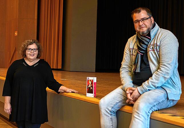 Bühne frei: Kulturreferentin Christine Stanzel und Tourismusamtsleiter Thomas Ays freuen sich auf den Start der Reihe Kultur im Kursaal.