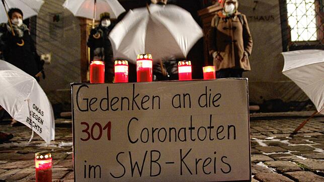 Erstmals haben die &bdquo;Omas gegen Rechts&ldquo; auf dem Villinger Marktplatz vor dem Rathaus eine Mahnwache angemeldet. Die Aktion ...