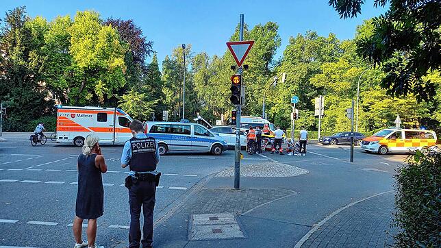 Hier am Ebertplatz kollidierte am Dienstag ein Auto mit einer Radfahrerin. Die Radlerin verletzte sich dabei und musste im Krankenhaus ...