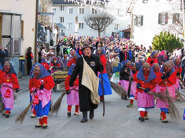 Bild 12: Viele Zuschauer beim Umzug in Gutmadingen am Sonntag