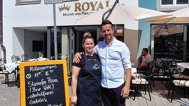 Das Ehepaar Gane und Demo Demiri betreiben das neue Restaurant Royal in der Kreuzlinger Straße. Es hat zwischen Burro Burro und der ...