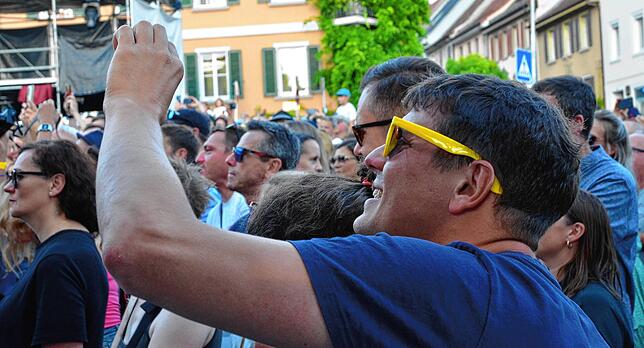 Bild 13: Gute Stimmung beim dritten Konzertabend des Markdorf Open-Air 2025