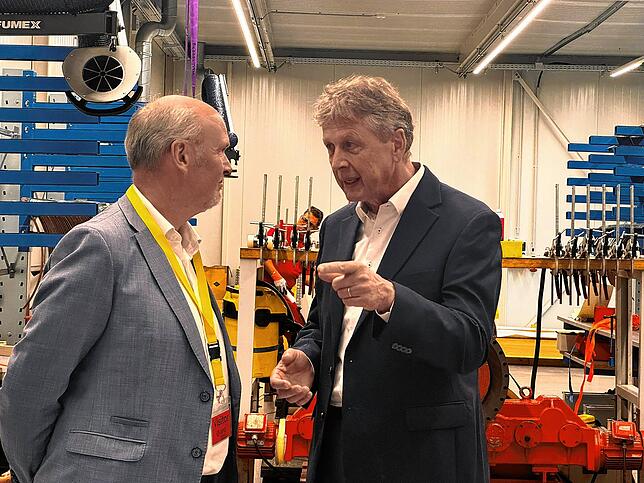 Günter Ebi (rechts) tauscht sich mit Albbrucks Bürgermeister Stefan Kaiser aus.