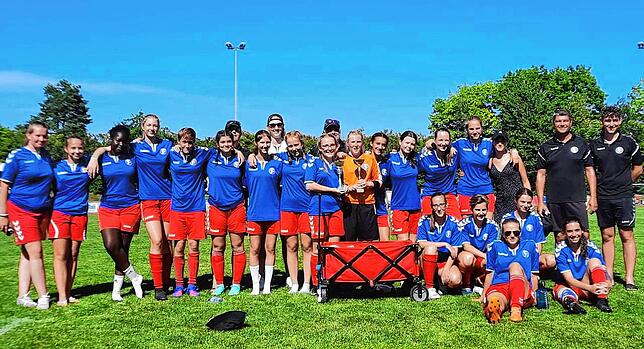 Die C- und B-Juniorinnen des SC Konstanz-Wollmatingen nach dem Erfolg beim Schlossseecup in Salem.