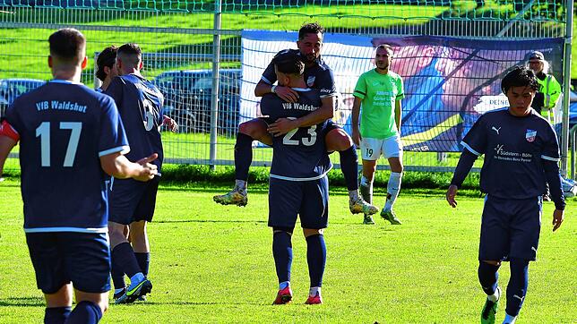Jubel nach dem 2:2: Erdal Kizilay (Mitte) hatte das 1:2 für den VfB Waldshut erzielt, zwei Minuten später traf Marjan Jelec (Nr. 23) zum ...