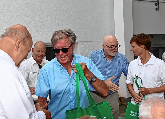 Hubert Steinmann vom Krankenhausförderverein überreicht Taschen an die beiden neuen Ärzte (von links): Arzt an Kewer, ...