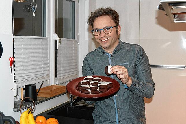 Stephan Freißmann mit Datteltalern.