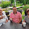 SÜDKURIER-Mitarbeiter Stefan Kurczynski (links) beim Kaffee mit Sascha und Andrea Klubert.