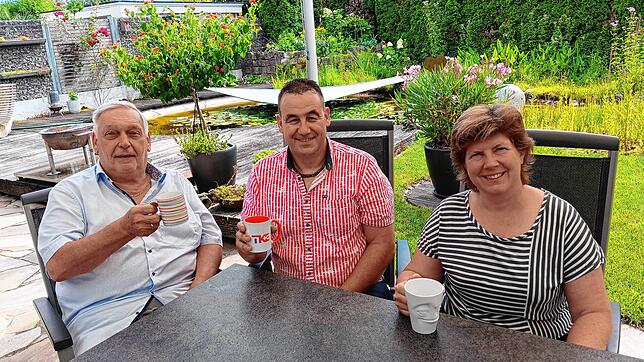 SÜDKURIER-Mitarbeiter Stefan Kurczynski (links) beim Kaffee mit Sascha und Andrea Klubert.