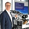 Jörg Stratmann, Vorstandschef von Rolls-Royce Power Systems (RRPS) aus Friedrichshafen, steht vor einem MTU-Motor. Die eindrucksvollen ...