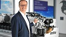 Jörg Stratmann, Vorstandschef von Rolls-Royce Power Systems (RRPS) aus Friedrichshafen, steht vor einem MTU-Motor. Die eindrucksvollen ...