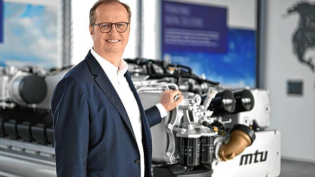 Jörg Stratmann, Vorstandschef von Rolls-Royce Power Systems (RRPS) aus Friedrichshafen, steht vor einem MTU-Motor. Die eindrucksvollen ...