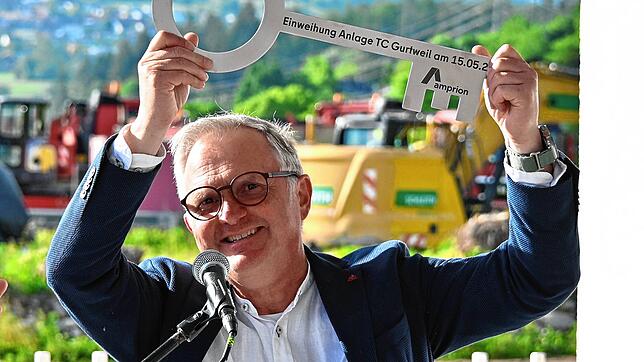 Freudestrahlend zeigt der Vorsitzende des Tennis-Club Gurtweil den Schlüssel für das neue Sportgelände mit Vereinsheim auf dem ...