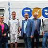 Gerhard und Sylvia Dauwalter (von links) sind glücklich, ihren Betrieb in Owingen an den jungen Raphael Kempter (Vierter von links) ...