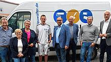 Gerhard und Sylvia Dauwalter (von links) sind glücklich, ihren Betrieb in Owingen an den jungen Raphael Kempter (Vierter von links) ...